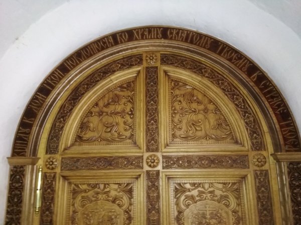 Закончен монтаж новых дверей в храме иконы Божией Матери "Всецарица"