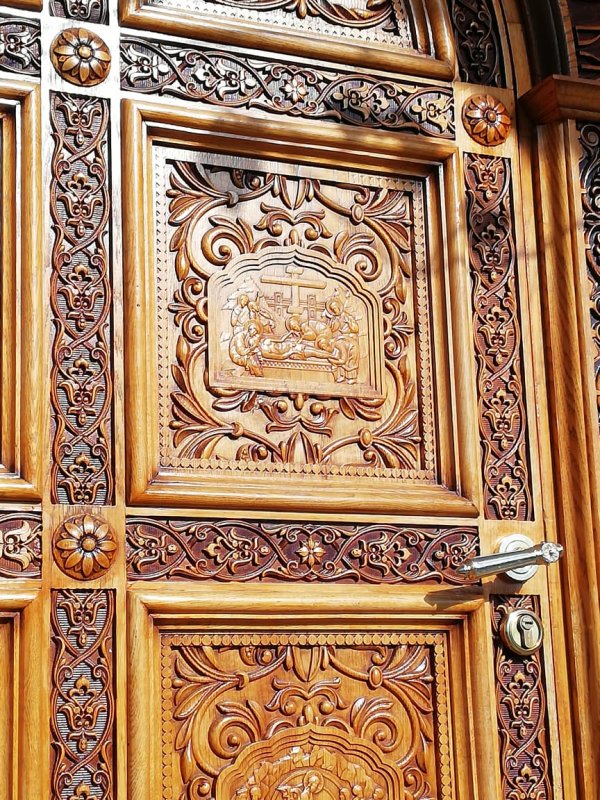Закончен монтаж новых дверей в храме иконы Божией Матери "Всецарица"